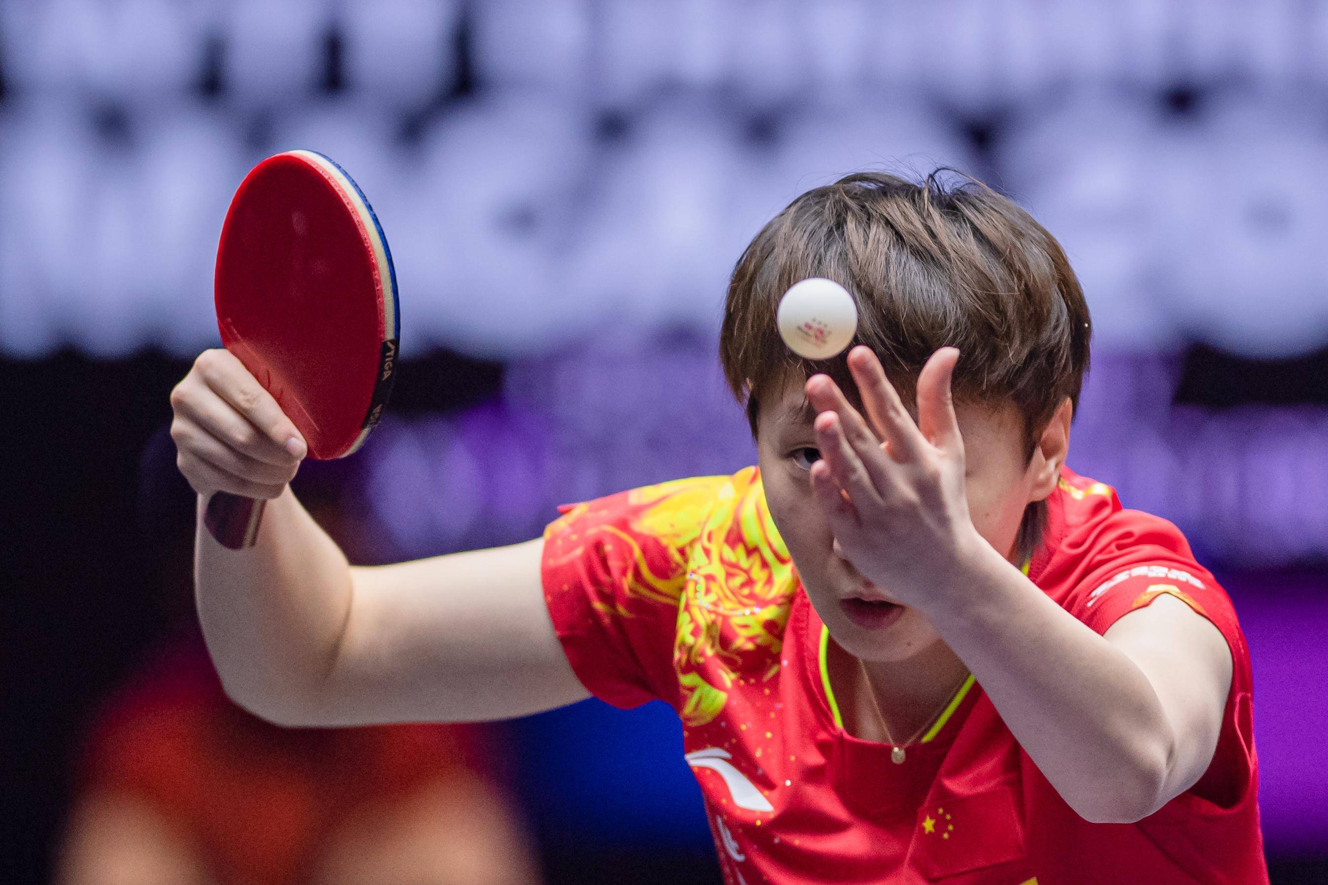 3-2张本美和!中国女乒21岁1米77新星闪耀:新王曼昱蜕变(乒乓球女团决赛中国队夺冠王曼昱)