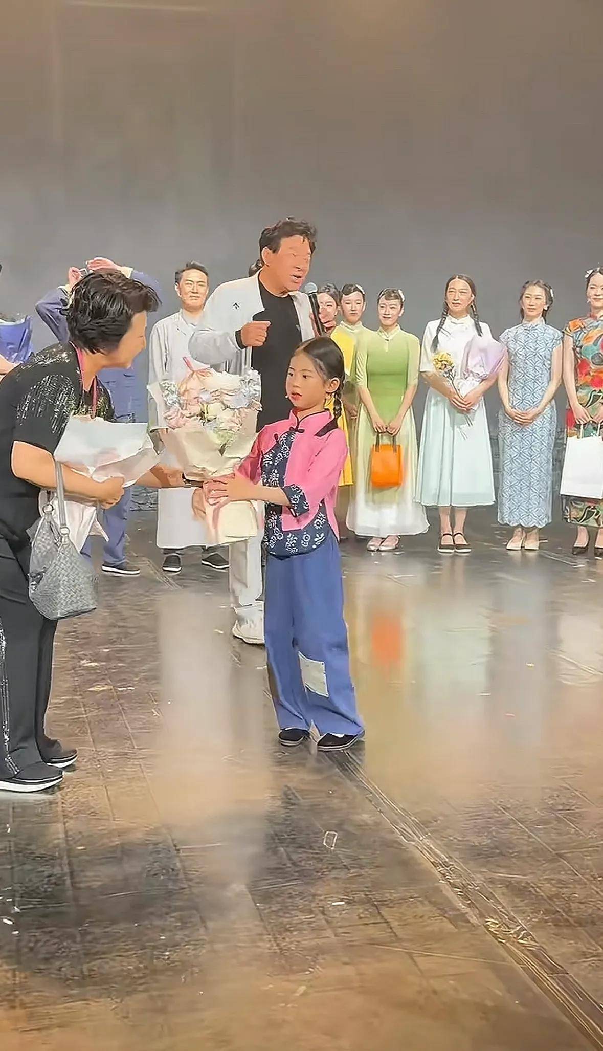 惊艳表演领先全场，笑看晋级(表演令人惊艳)