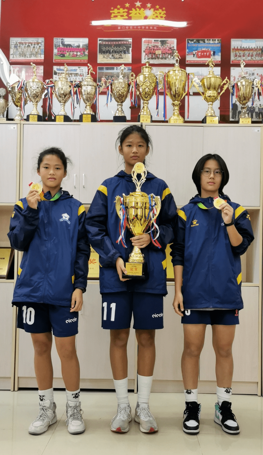 热情高涨！女子足球队士气高昂！(女子足球队的标语)